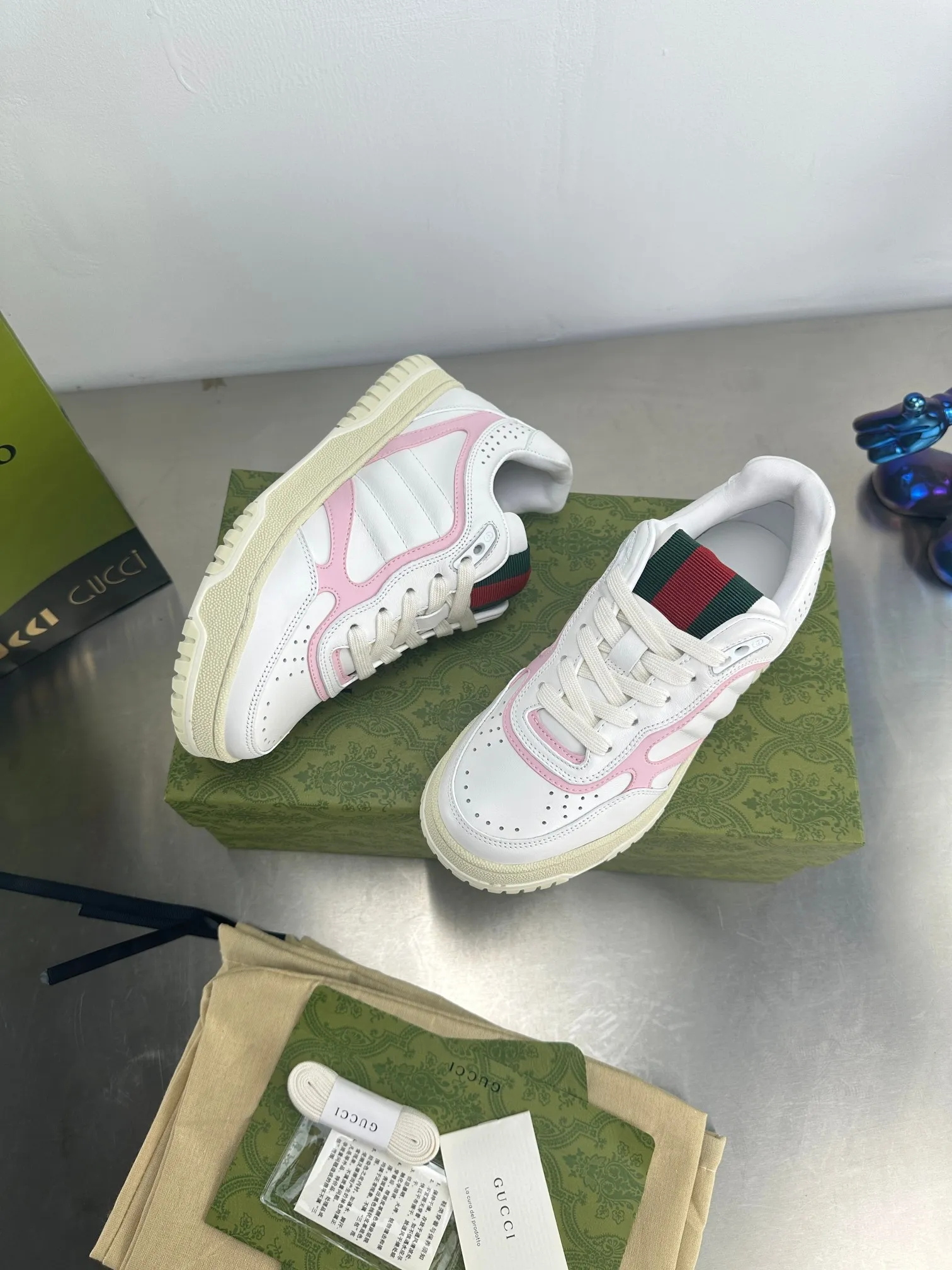 👟👟Ex-factory price 600👟👟 Gucci's latest hot-selling series of high and low-cut distressed couple's sneakers are shipped. The original version is purchased, developed and manufactured. This high-low top sneaker adopts a basketball-style silhouette design, cleverly integrated with hollow panels and distressed effects, showing its unique ingenuity. The ingenuity incorporates brand logo details such as interlocking Double G styling accessories and Gucci lettering, a low-key tribute to the brand's design heritage. Exquisite packaging at the delivery counter 🛍📦 ▪️ Fabric: Original customized imported first-layer cowhide ▪️ Inner lining: Imported first-layer cowhide ▪️ Sole: Original molded TPU sole ▪️ Sole thickness: 3cm ▪️ Size: 35-46 (Male 38 46 customized)